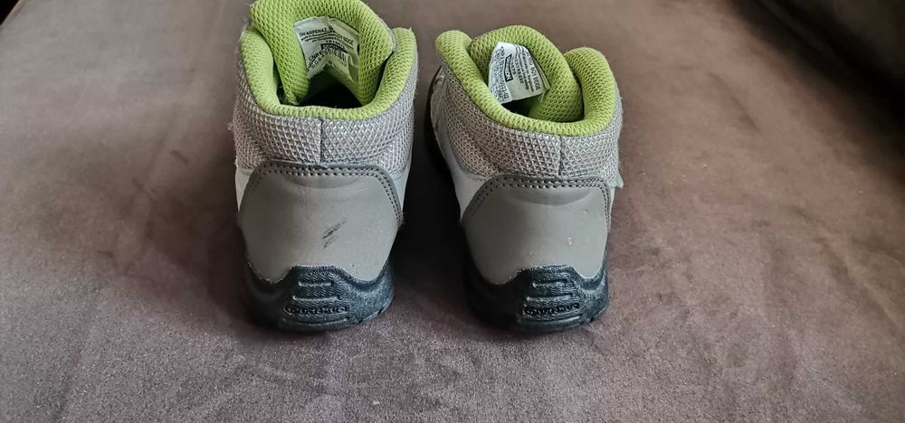 Продавам детски туристически обувки/ боти / високи маратонки, н. 31