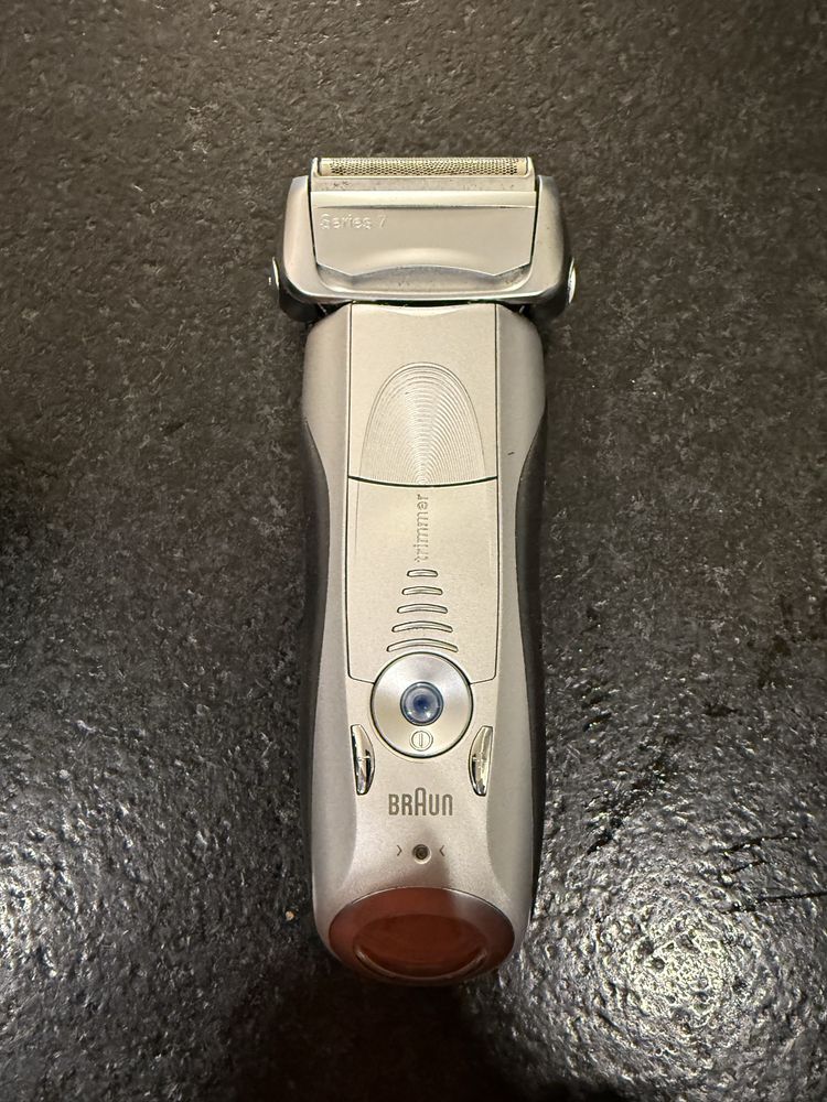 Braun series 8 с почистваща станция