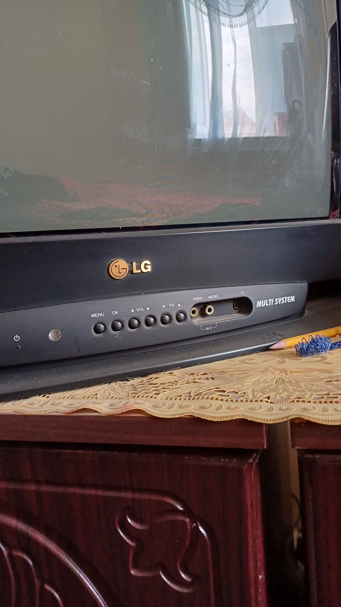 Televizor LG 
Rangi: metallik va ekran atro