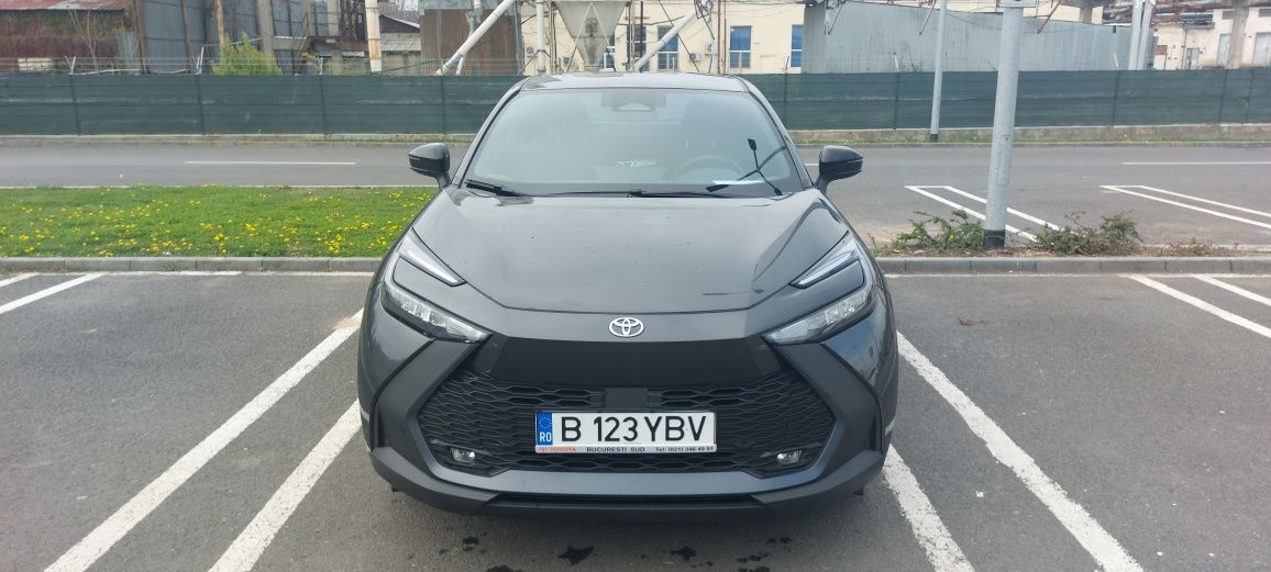 Vand noul Toyota CHR 2024, usor avariat