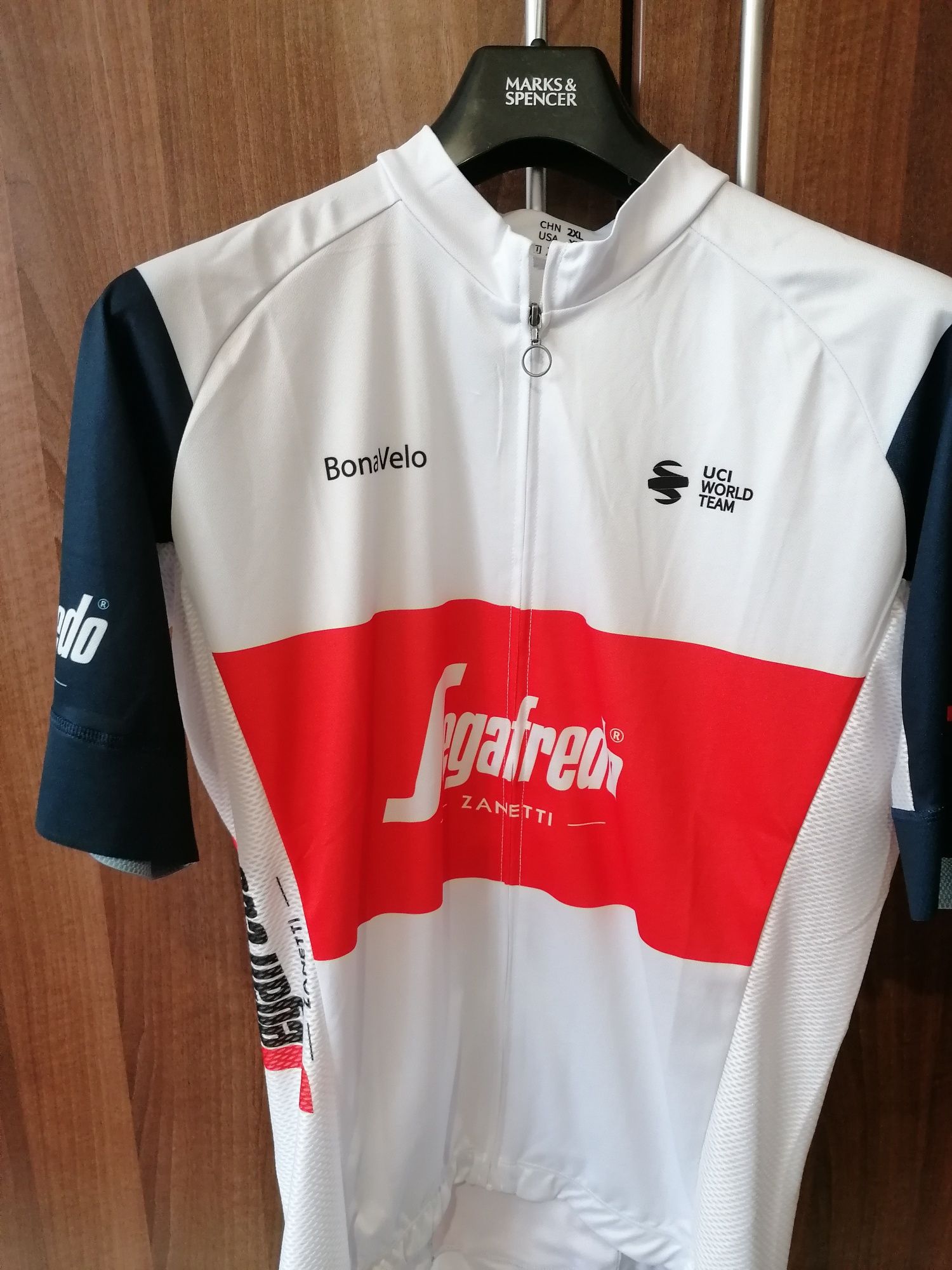 Costum ciclism bluza si salopeta trek segafredo