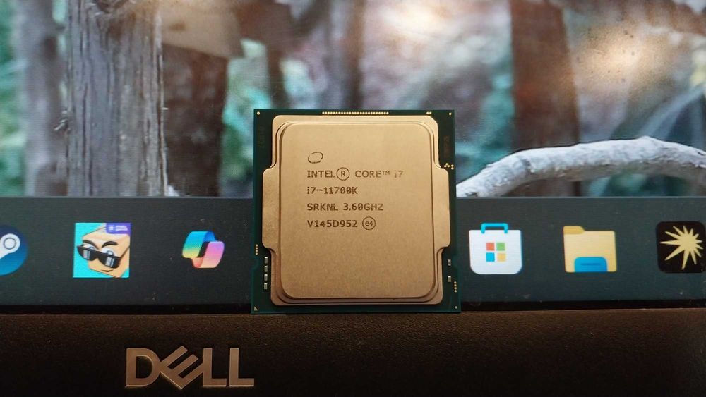 Процессор 11-го поколения Core i7 11700K. Старший из семейства i7.