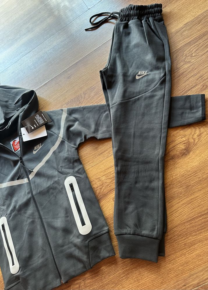 Детски,памучен екип Nike в тъмно сиво