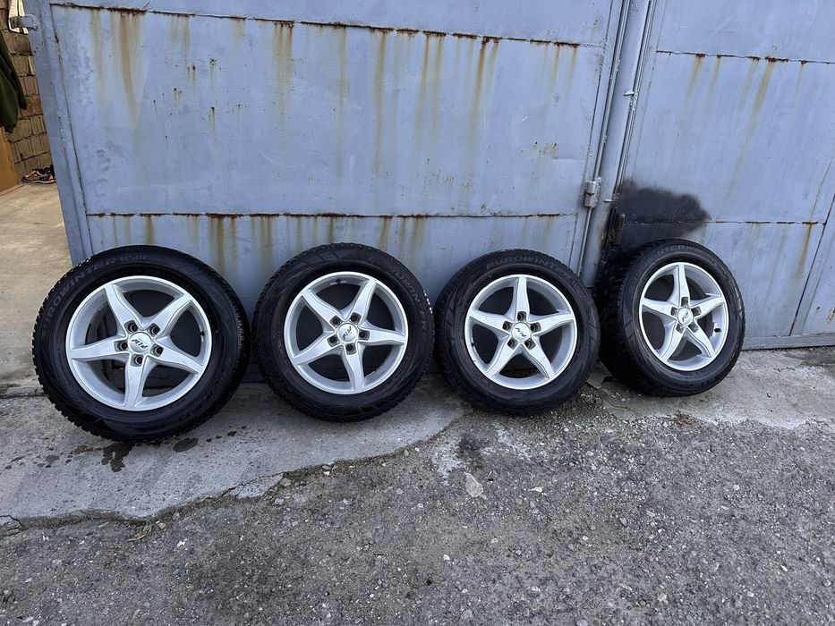 Vând un set de jante cu anvelope Falken 215/60R16.