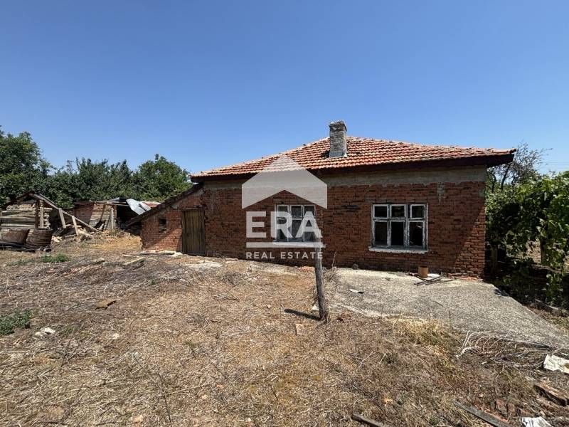 Ексклузивна къща с отремонтиран покрив за продажба в центъра на село С