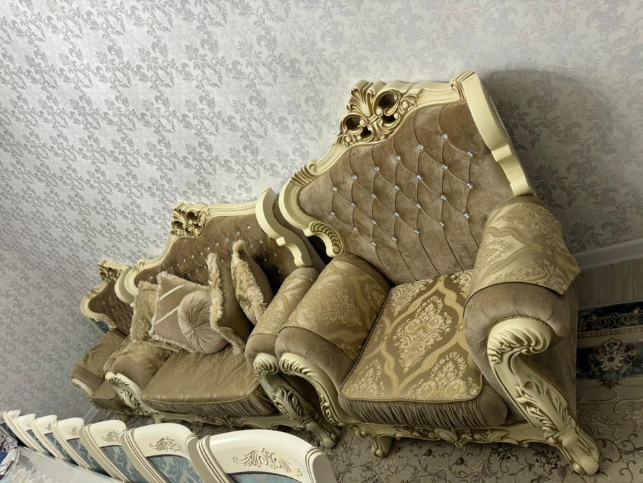 Продается диван в зал