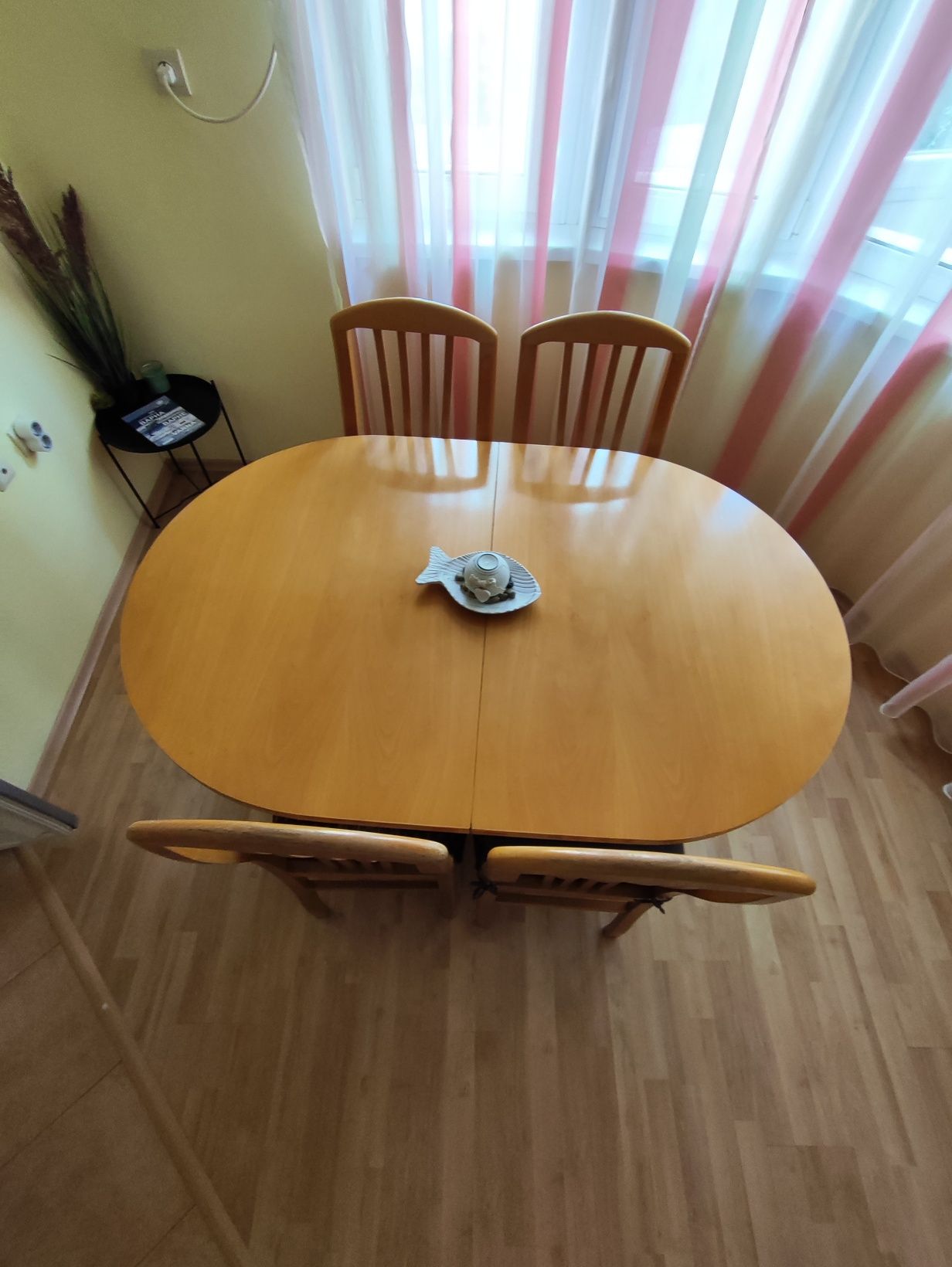 Комплект масивна овална маса с 4 стола и подарък.