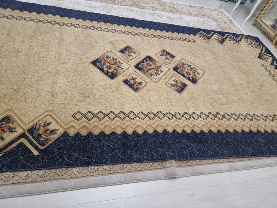 Продам ковёр б/у,  2×4 м