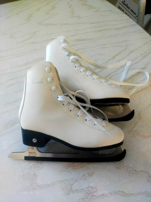 Продам женские коньки !!! размер  35