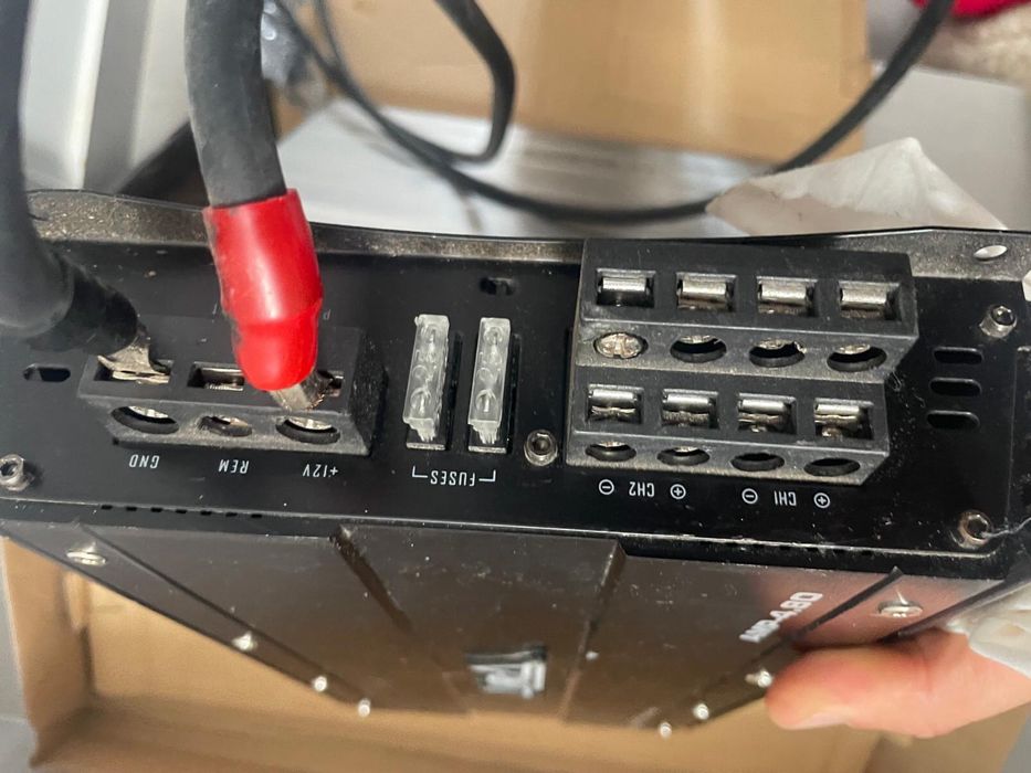 Amplificator auto Aura 250w si Hifonics 4 canale