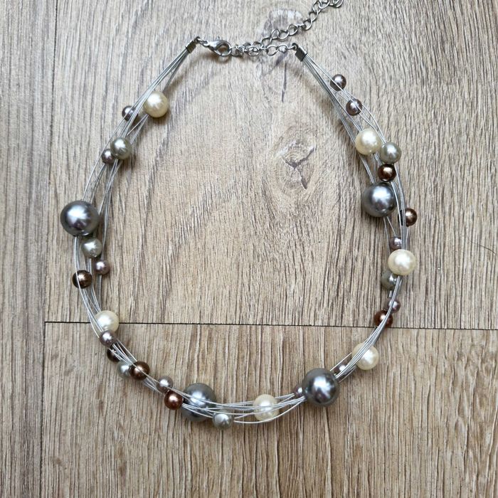 Colier multi-fir cu perle în tonuri metalizate – nepurtat