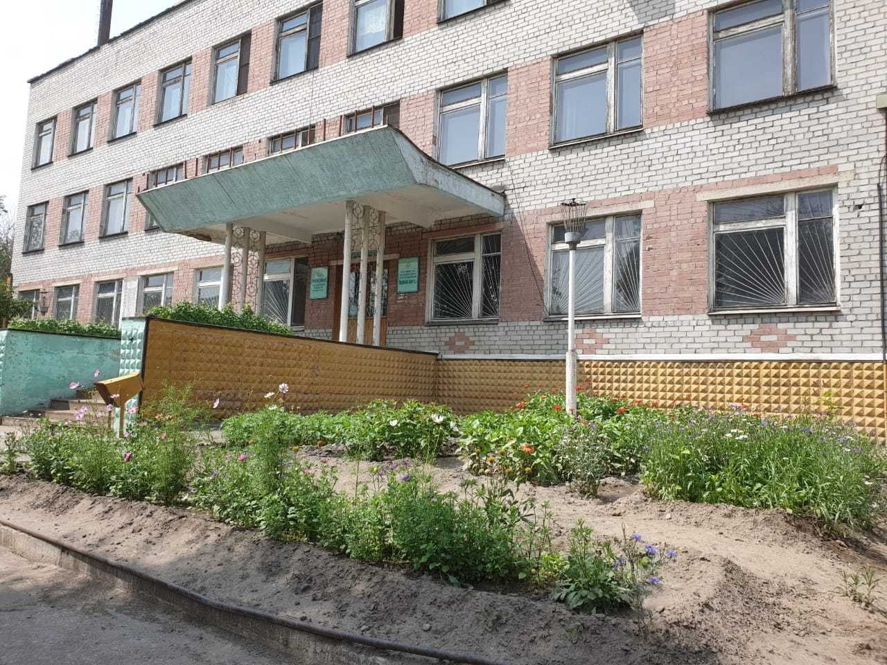 Здание административное трехэтажное кирпичное