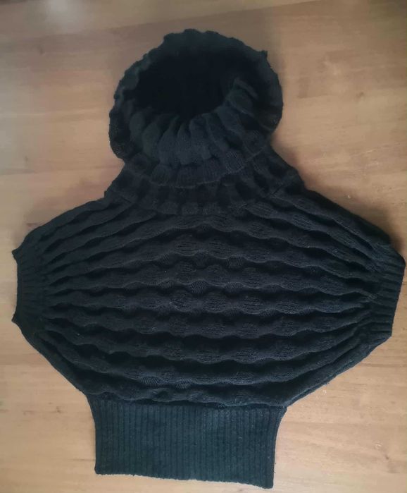 Вълнен пуловер с къс ръкав