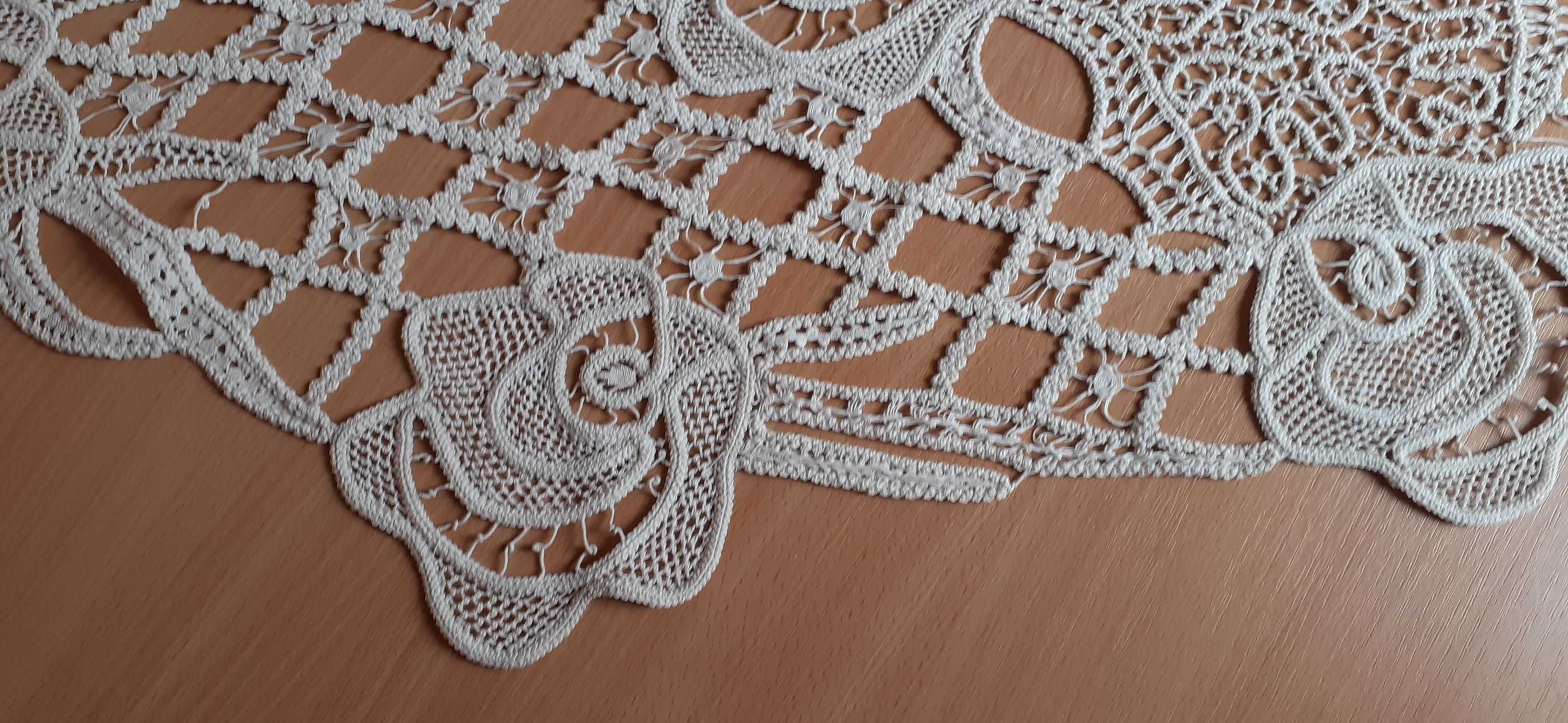 Fata de masa din macrame