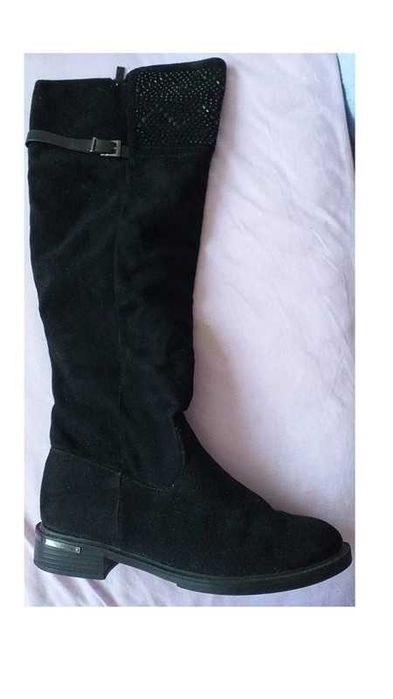 Cizme lungi, peste genunchi