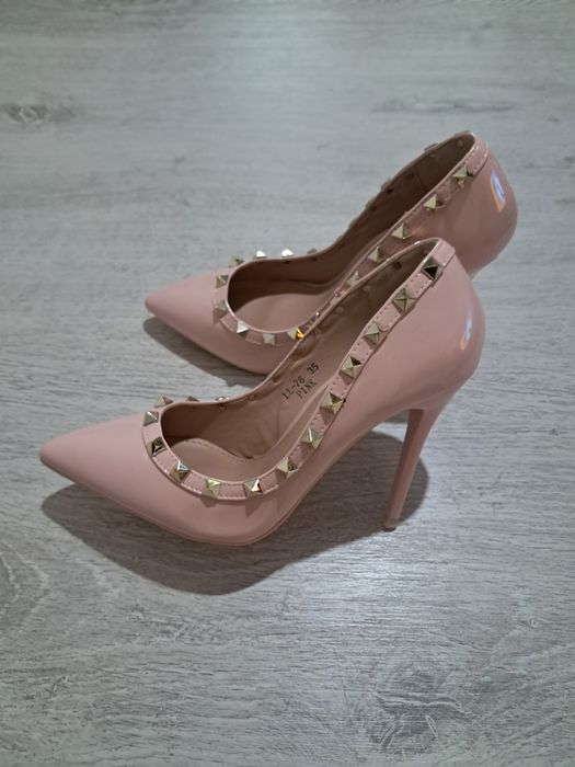 Pantofi cu toc noi nr 35.