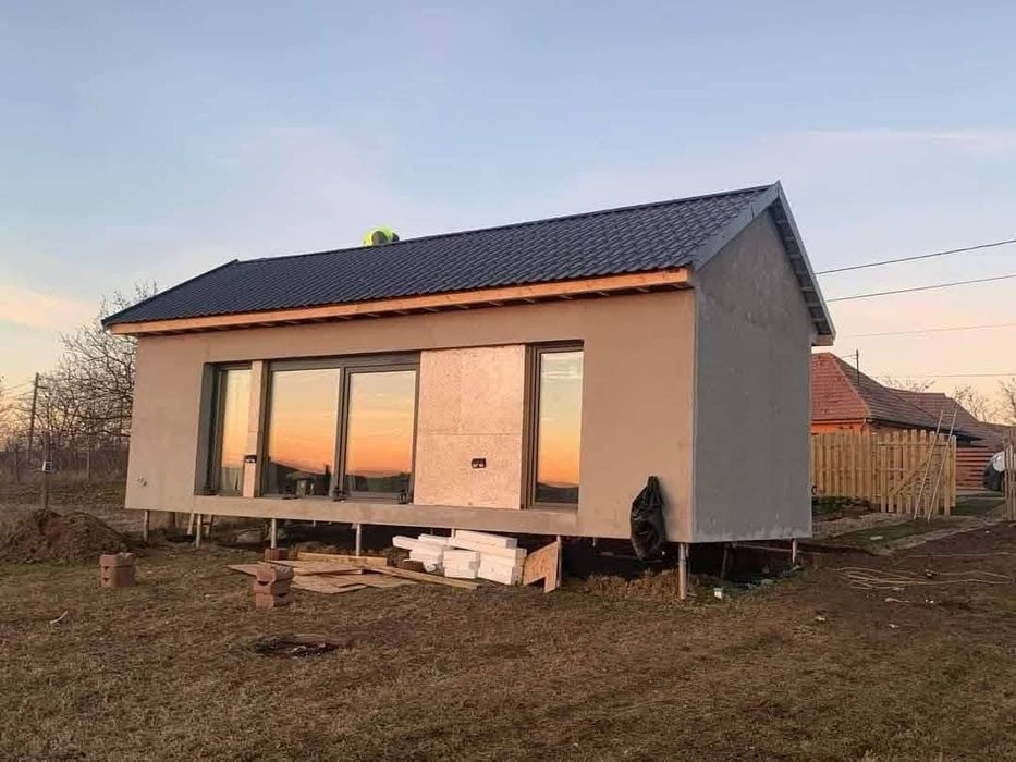 Vând case pe structura metalica