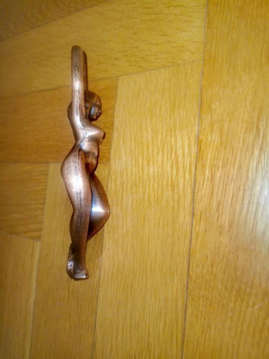 Месингова отварачка за бутилки винтидж женска гола фигура скулптура