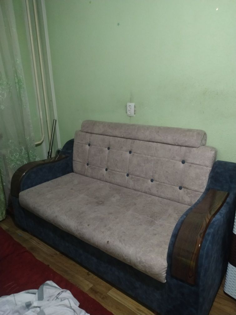 Сроооооочно продаю диван в хорошем состоянии купите звоните