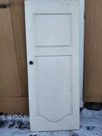 Продается деревянная дверь белого цвета в хорошем состоянии