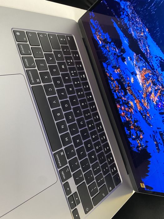 MacBook Air 15,3-inch / M2 / 8 Gb RAM / 256 GB / Space Gray / Ca nou