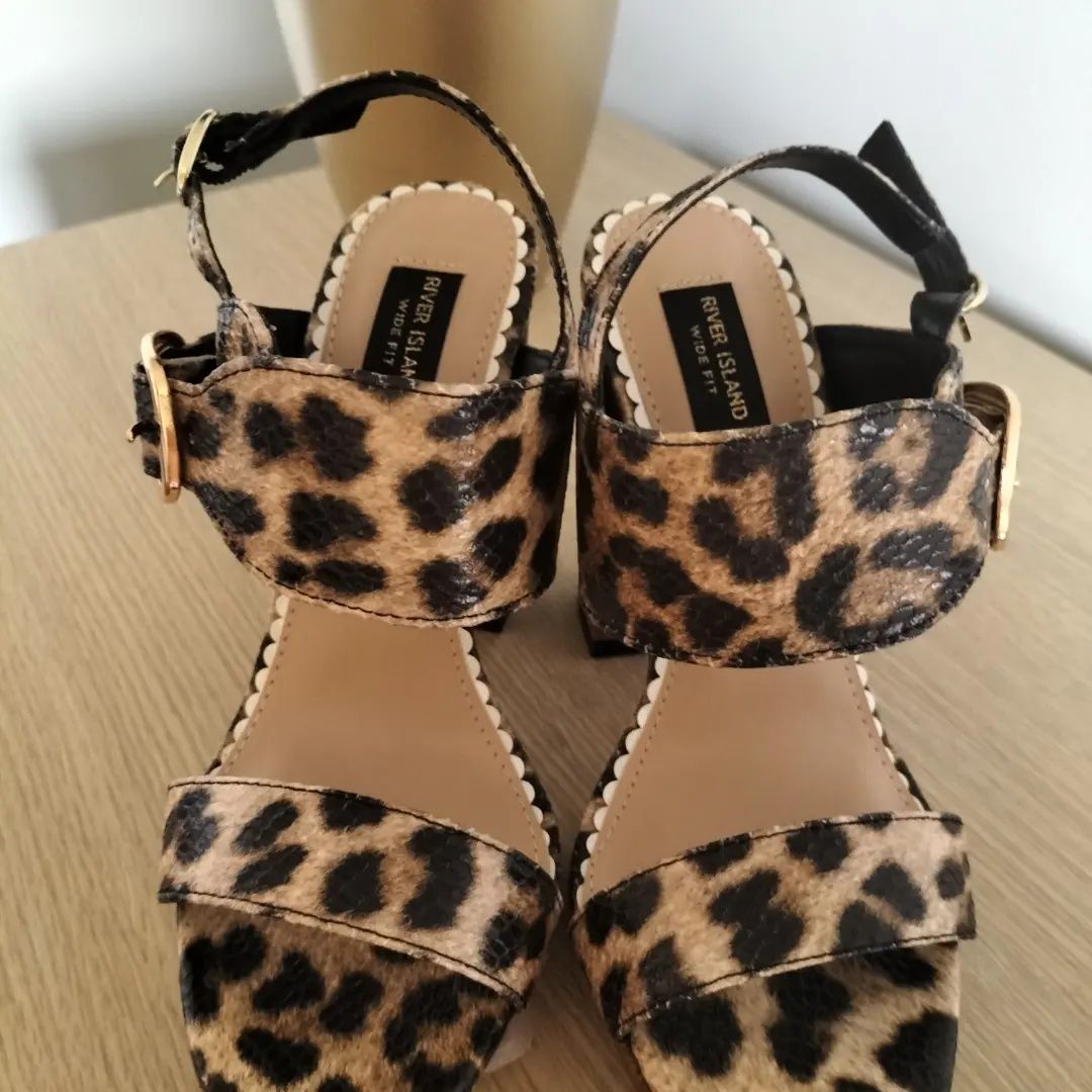 Sandale cu toc leopard