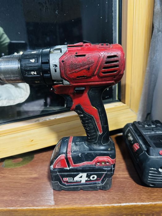 Milwaukee шрупаверт и Bosch батарейка