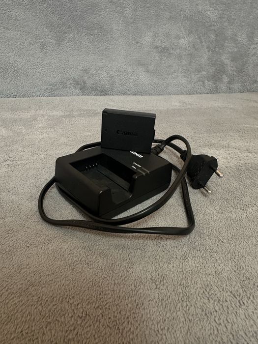 Фотоапарат Canon EOS 700D с обектив EFS 18-55mm, подарък статив