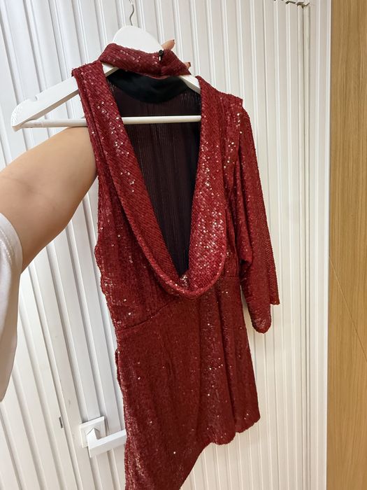 Червена рокля с пайети и гол гръб Zara