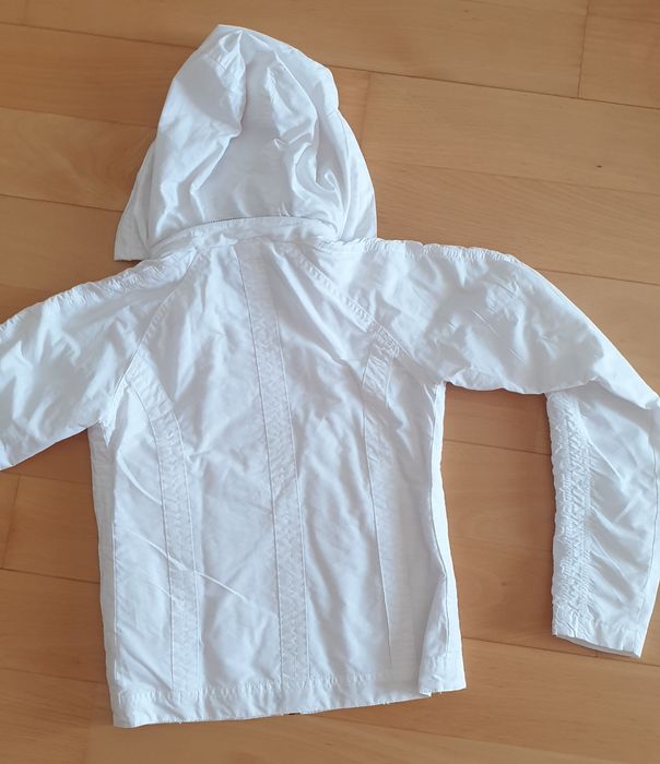 Geaca de vara, gluga ascunsa in guler