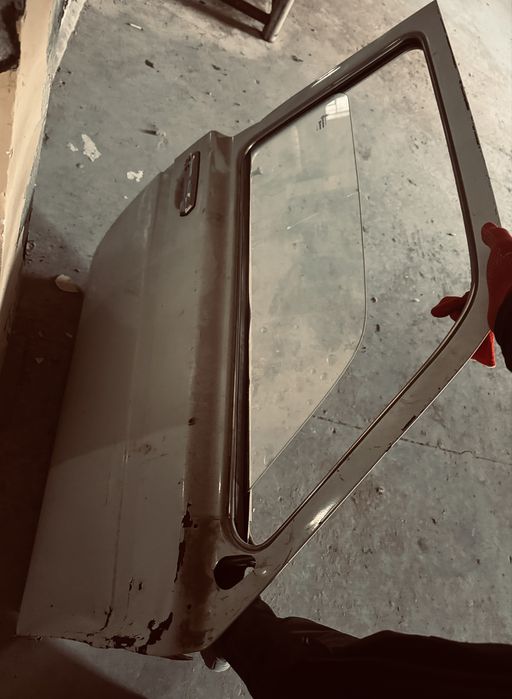 Дверь от нивы, стекло целый, стеклоподьемник работает