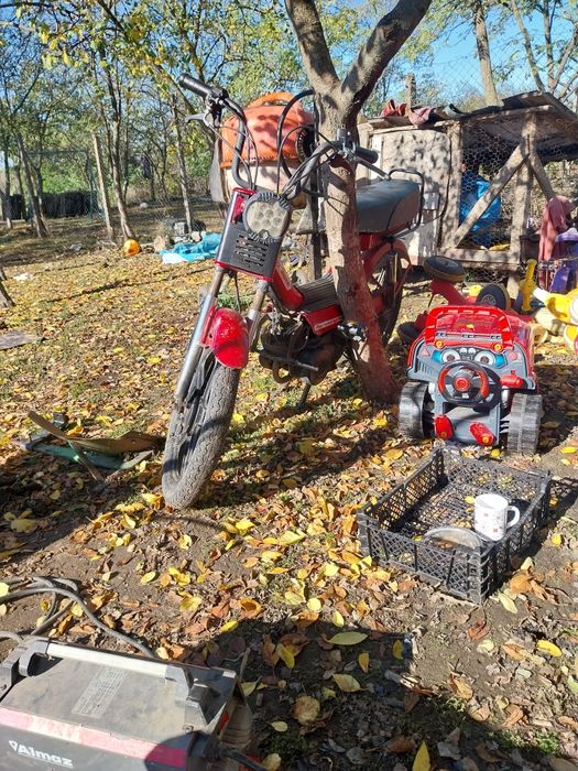 Moped cu pedale foarte bun