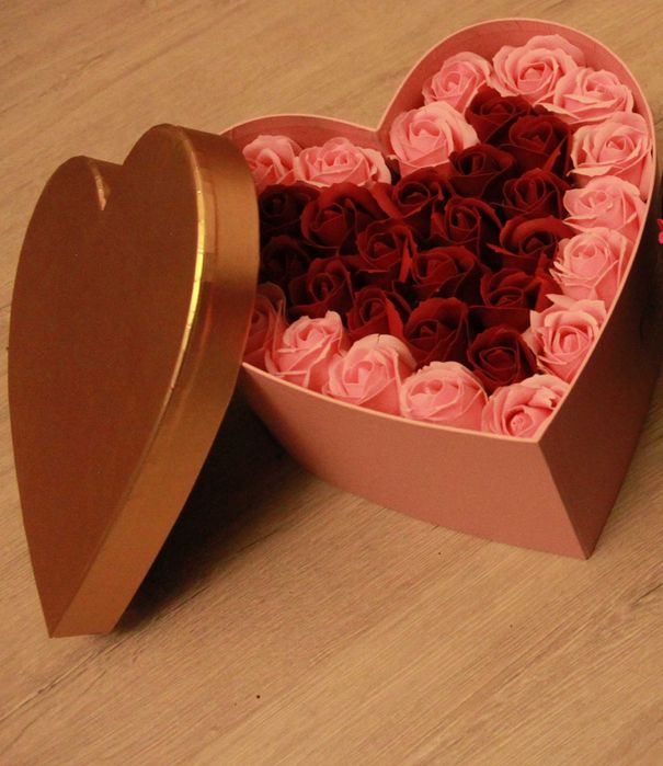 Cutie inimă cu trandafiri roșii și roz