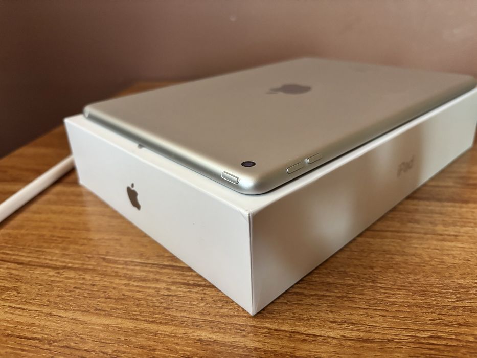 ПОДАРЪК клавиатура, калъф и Apple Pencil! iPad 9 (2021) 10,9“ Wi-Fi