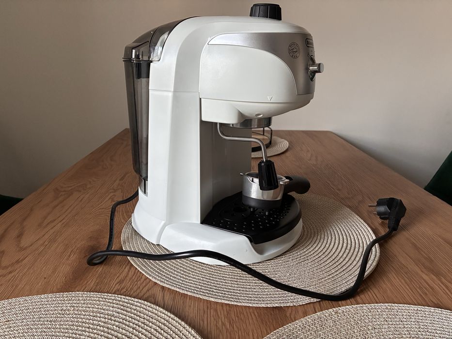 Espressor De’Longhi EC221.W, dispozitiv spumare, sistem capucino, alb