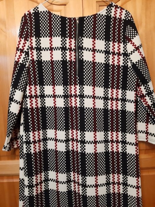 Красива Рокля в Стилно Каре и Кокетна ! НОВА! р-р L !