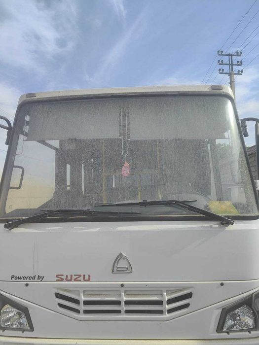 Isuzu Avtobus HC40 sotiladi 2016 yil rangi oq gazi bor