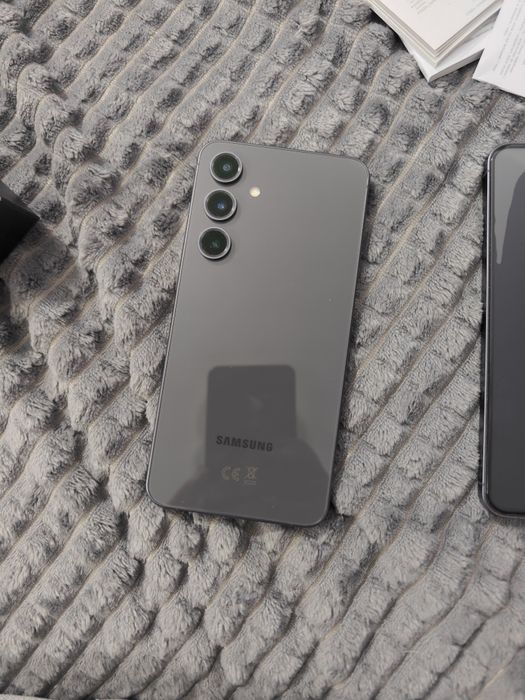 Vând Samsung Galaxy S24 FE în garanție pentru inca 16 luni