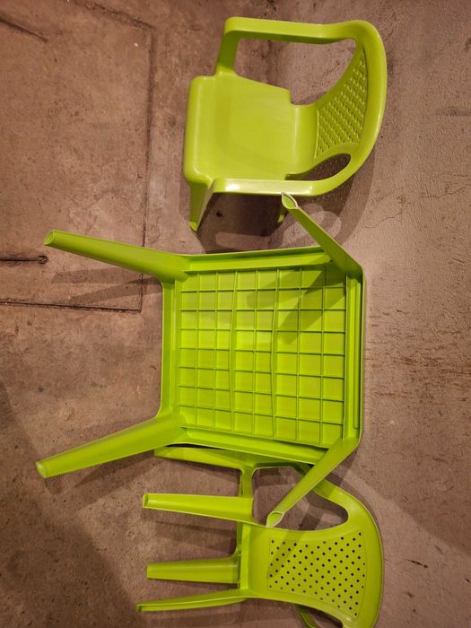 Детска зелена пластмасова масичка с две столчета
