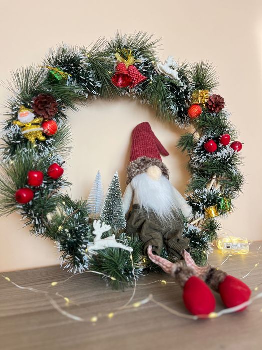 Коледен венец с гномче