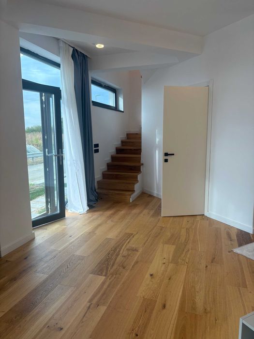 Duplex Otopeni,toate utilitatile,la asfalt,curte generoasa,2 balcoane
