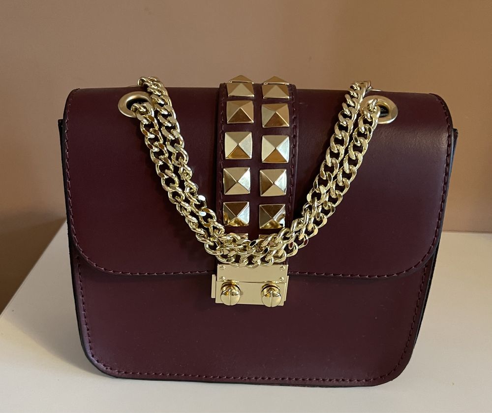 Vand poseta bordeaux din piele cu accesorii aurii