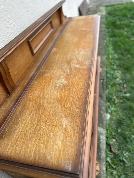 Шкаф с богата дърворезба и декоративна горна надстройка