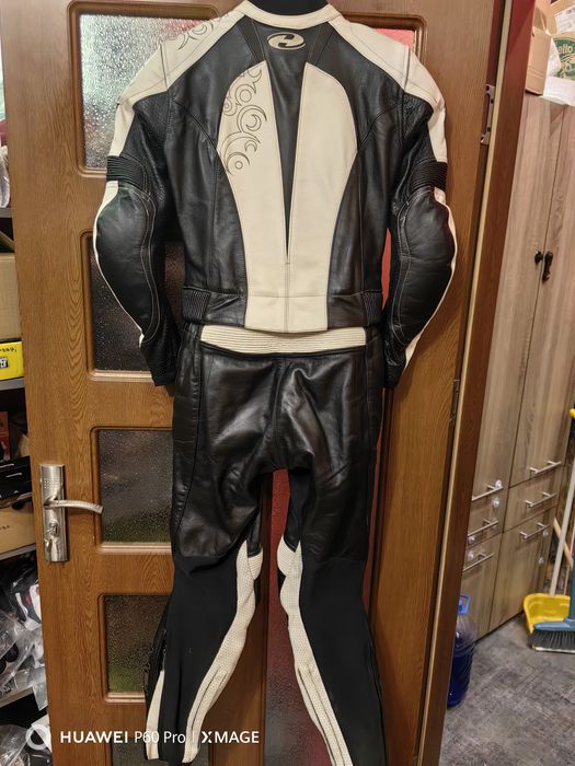 Дамски мото екип

Held

Размер 36