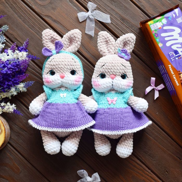 Вязаный плюшевый зайка