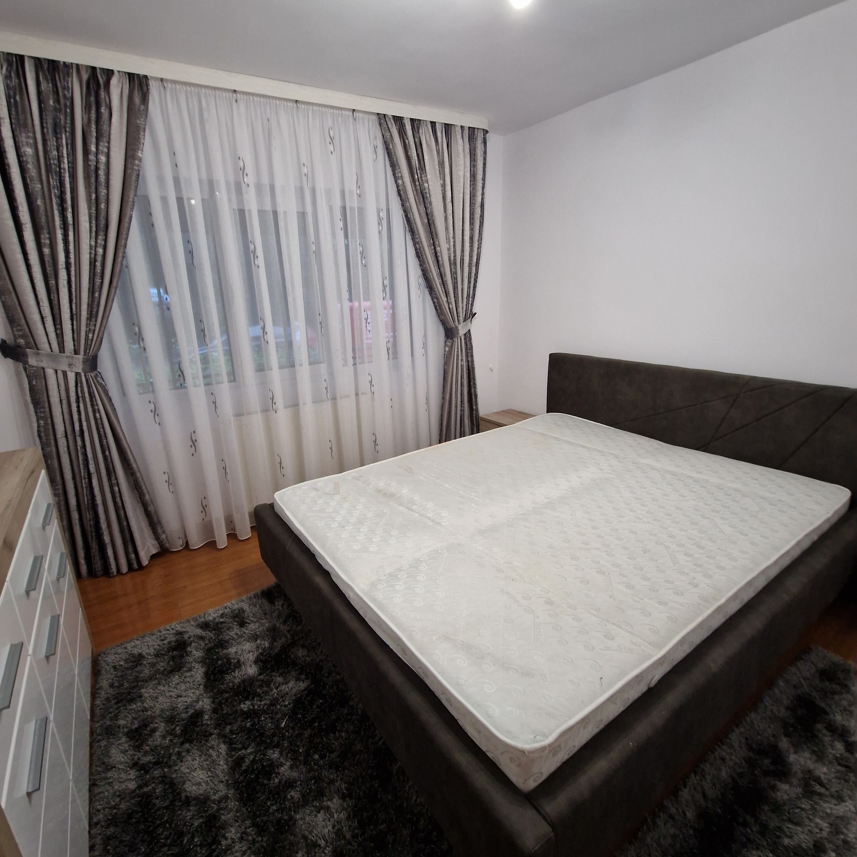 Apartament 3 camere de inchiriat la parter