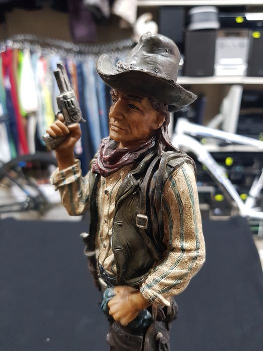 Оригинални статуи на Даниел монфорд