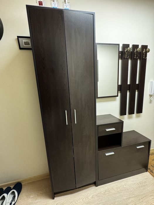 Гардероб и огледало със закачалки за антре