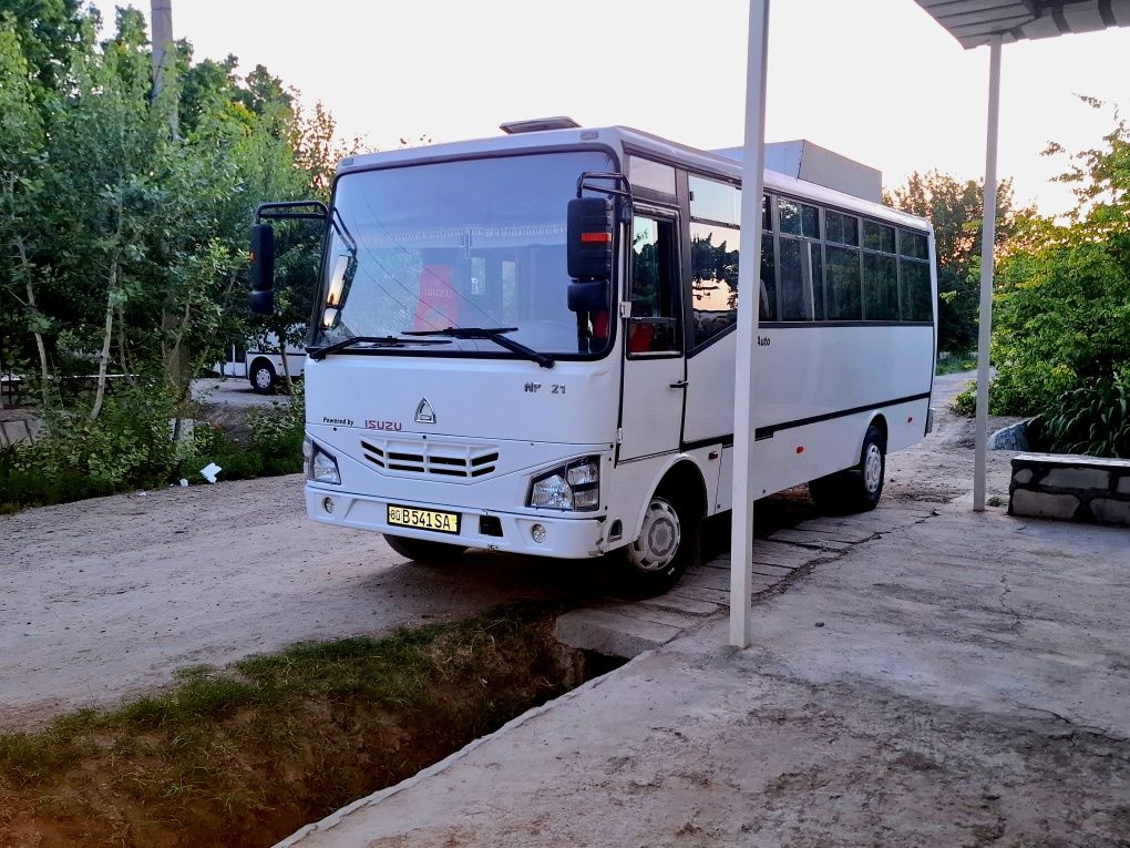 Isuzu avtobus sotiladi
