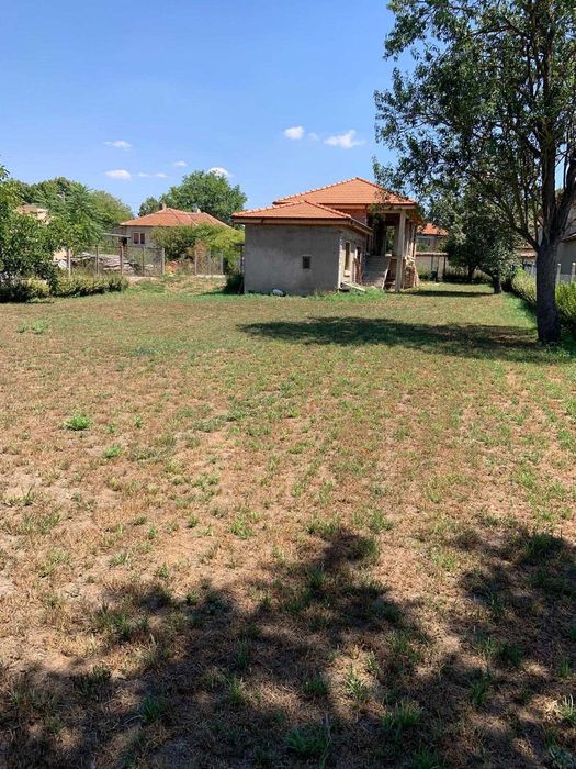 Еднофамилна къща с дворно място в непосредствена близост до центъра